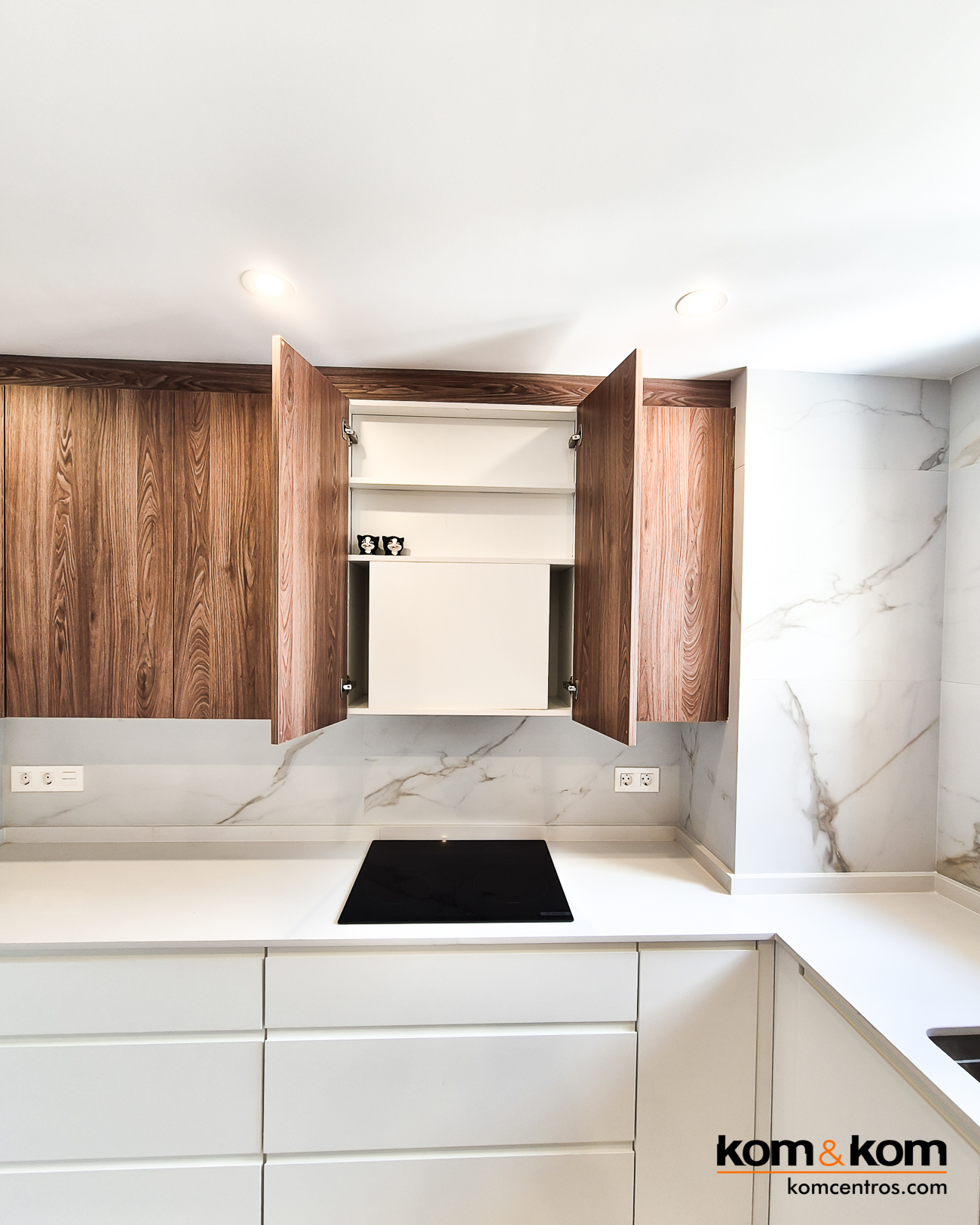 cocina moderna blanca y madera nogal sin tiradores